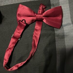 Red bow tie QTY 8. Never used